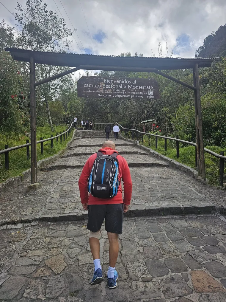&apos;Trčao sam polumaraton, maraton, bavio se u mladosti borilačkim sportovima, čitav sam život u borilačkom sportu koji je izuzetno naporan. Trčao sam maraton poluspreman, ali ovo iskustvo... da se razumijemo, i prije sam bio na visini. Nije to meni prvo iskustvo u životu. Međutim, ovo iskustvo od dva i pol km u visinu, od 2640 metara do 3100 km, bilo je pakleno. To je nešto najteže što sam iskusio u životu, tih 500 metara uspona po stepenicama. Da se razumijemo, nakon dva i pol tjedna, kad sam se već aklimatizirao, naviknuo na zrak, na sve, imao u krvi dovoljno eritrocita da normalno hodam i treniram, jer sam normalno hodao i trenirao na 2640 metara, ali to iskustvo penjanja... znači, za dva i pol km, tj 500 metara, trebalo mi je 50 minuta&quot;, priča nam Vlado Božić. 