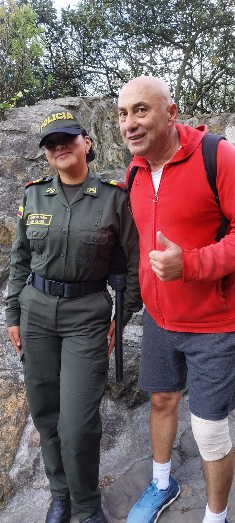Vlado je iskoristio priliku i slikao se s policajkom.