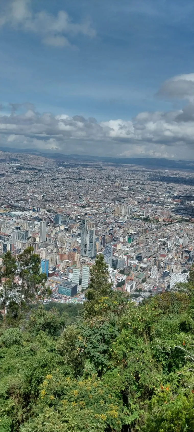 Bogota je ogroman grad s mnoštvo ljudi i kriminala. To je jedan drugi svijet u odnosu na Hrvatsku koji je, kako to Vlado govori - raj na zemlji - &apos;Bogota je grad koji nikad ne spava. Aerodrom je praktički u gradu, do njega imaš od mog apartmana 20 minuta vožnje ako nije gužva, 40 ako je. Grad ima toliko smeća, toliki je prljavo u nekim dijelovima, a ja sam bio smješten u kvartu koji je, kao srednji stalež. Kuće, neke lijepe zgrade. Prošli smo kroz favele autom. Strašno kako to izgleda. Divim se ljudima koji su otišli iz države i žive vani, ja to ne bi mogao. Jednostavno, svi ljudi koji su emigrirali, prije prvog svjetskog rata, poslije drugog, svi koji su emigrirali, ne znam, da sam morao to napraviti, mislim da bi umro, da bi mi srce puklo od tuge za Hrvatskom, za obitelji, prijateljima.&quot;