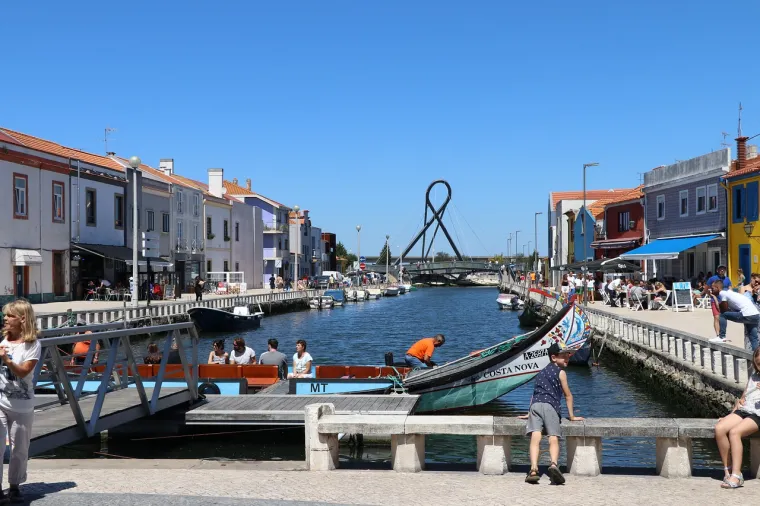 U laguni na sjeveru Portugala Aveiro odiše kombinacijom studentskog žamora obližnje Coimbre i tradicijom Porta. Vodiči ga nazivaju portugalskom Venecijom, jer je umrežen brojnim kanalima i popularan među turistima. No tu usporedbe s popularnim talijanskim gardom prestaju. 