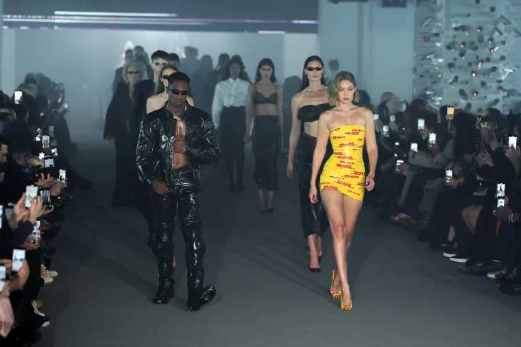 Gigi Hadid prošetala modnom pistom omotana trakom za pakiranje: Hit ili promašaj?