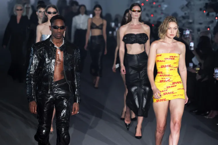 Gigi Hadid prošetala modnom pistom omotana trakom za pakiranje: Hit ili promašaj?