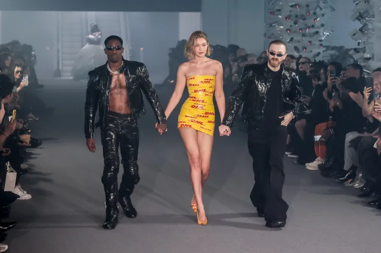 Gigi Hadid prošetala modnom pistom omotana trakom za pakiranje: Hit ili promašaj?