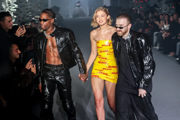 Gigi Hadid prošetala modnom pistom omotana trakom za pakiranje: Hit ili promašaj?