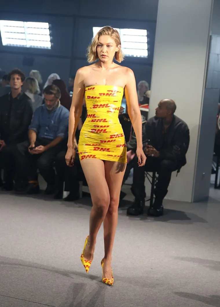 Gigi Hadid prošetala modnom pistom omotana trakom za pakiranje: Hit ili promašaj?