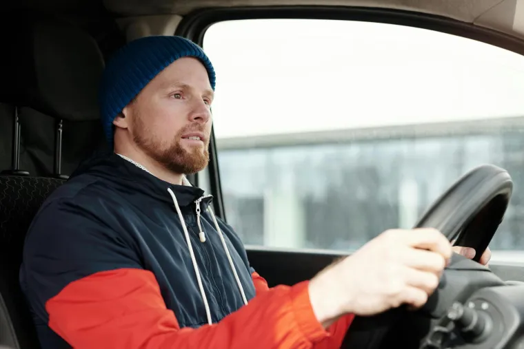 &quot;Ako prilikom okretanja čujete zvuk poput mitraljeza, to bi mogla biti CV osovina koja više nije u funkciji&quot;, rekla je Lateiner. Osovina konstantne brzine prenosi snagu na kotače vašeg automobila i održava ga u kretanju naprijed dok skrećete, a škripanje kočnica je najgori zvuk koji možete čuti jer vjerojatno znači da se vaš problem pogoršao. Ako nastavite ignorirati škripanje kočnice, na kraju ćete ostati bez kočnica i papučica će propasti.