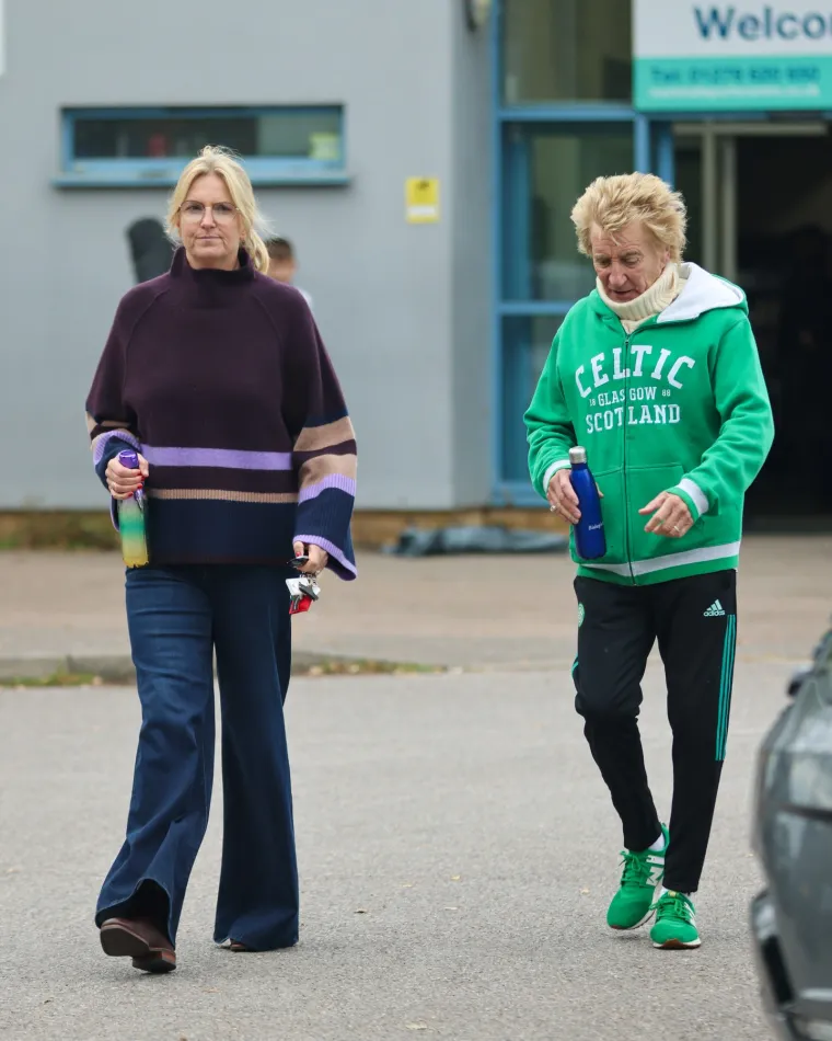Ovo je milijunaš i nositelj Reda Britanskog Carstva? Rod Stewart u nikad viđenom izdanju