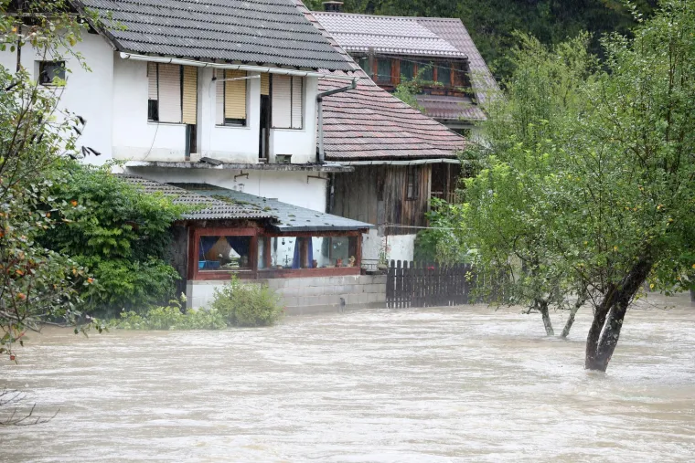 Gdje će spavati ovi ljudi? Pogledajte poplavljene kuće, vrtove i prometnice nakon izlijevanja Kupe