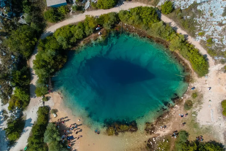 Ovo je savršeno mjesto za izletnike koji mogu uživati u prekrasnoj vizuri izvora usred dinarskog krša što samo pojačava dojam magičnosti.