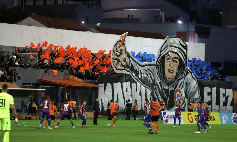 Torcida je tijekom utakmice sa Šibenikom odala počast Marku Elezu, koji je poginuo prošlog studenog u prometnoj nesreći sa samo 20 godina. 