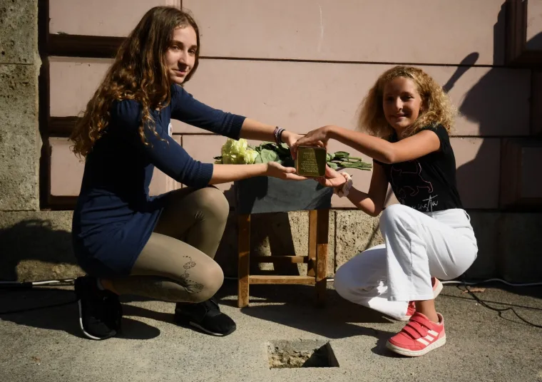 Lea Deutsch još uvijek čeka svoju ulicu ili trg u Zagrebu: Danas je ispred njene kuće postavljen 'kamen spoticanja'