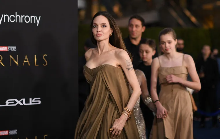 Angelina Jolie nakon 'sto godina' pokazala bujni dekolte, ali svu pozornost ukrao je čudnovat zlatni detalj na bradi