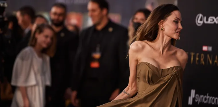 Angelina Jolie nakon 'sto godina' pokazala bujni dekolte, ali svu pozornost ukrao je čudnovat zlatni detalj na bradi