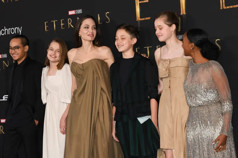 Angelina Jolie nakon 'sto godina' pokazala bujni dekolte, ali svu pozornost ukrao je čudnovat zlatni detalj na bradi
