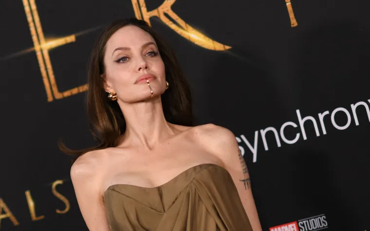 Angelina Jolie nakon 'sto godina' pokazala bujni dekolte, ali svu pozornost ukrao je čudnovat zlatni detalj na bradi