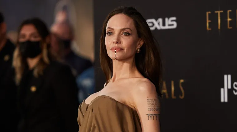 Angelina Jolie nakon 'sto godina' pokazala bujni dekolte, ali svu pozornost ukrao je čudnovat zlatni detalj na bradi
