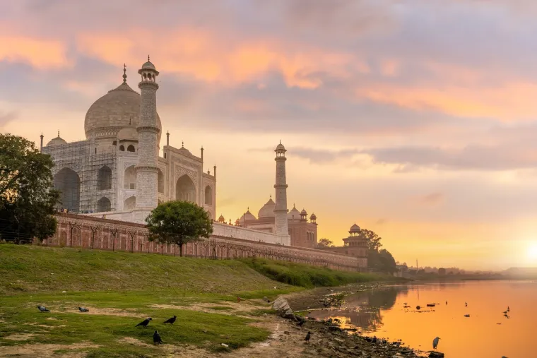 6. Taj Mahal, Indija: Taj Mahal smatraju jednom od najljepših građevina na svijetu. Smješten na desnoj obali rijeke Yamuna u Agri mramorni spomenik boje slonove kosti simbolizira vječnu ljubav. Shah Jahan, mogulski car, izgradio je ga je u znak sjećanja na svoju preminulu suprugu Mumtaz Mahal. Grobnica je središnja točka kompleksa od 17 hektara koji uključuje džamiju, bujne vrtove, terase uz rijeku i prekrasan bazen. Taj Mahal je u potpunosti izgrađen od bijelog kamena i umjetnički isklesan. Njegova simetrija i estetika služe kao trajni podsjetnik na umjetnička i tehnološka postignuća Mogulskog carstva. Smatraju ga najboljim primjerom mogulske arhitekture i simbolom bogate prošlosti Indije.