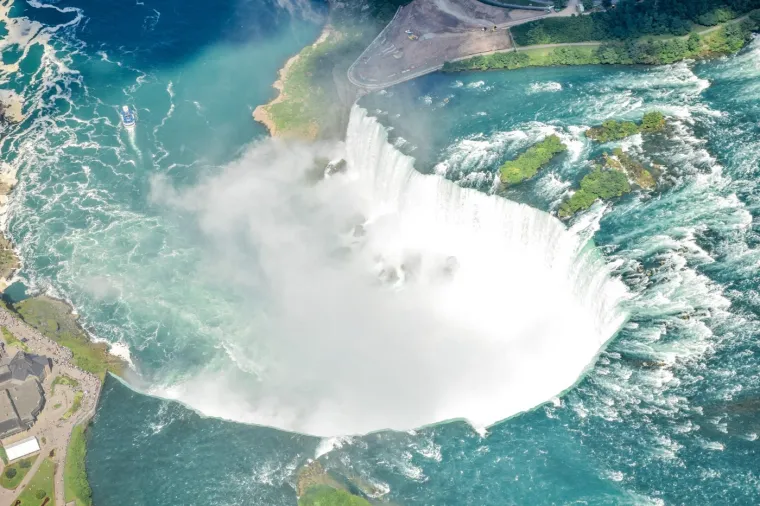 7. Slapovi Niagare, Kanada: Slapovi Niagare zajednički su naziv za tri vodopada, Slapove potkove, Američke slapovi i Slapove nevjestinog vela, koji se spuštaju duž međunarodne granice između Sjedinjenih Država i Kanade. Slapovi su među najdostupnijim čudima prirode i to bi vas trebalo potaknuti da ih što prije posjetite. Svake minute sa slapova se sruči 168 000 kubnih metara vode, s visine od 51 metra, stvarajući jedan od najljepših prizora na svijetu. Vožnja brodom ispod plavo-zelenih slapova najbolji je način da u potpunosti doživite tu ljepotu. 