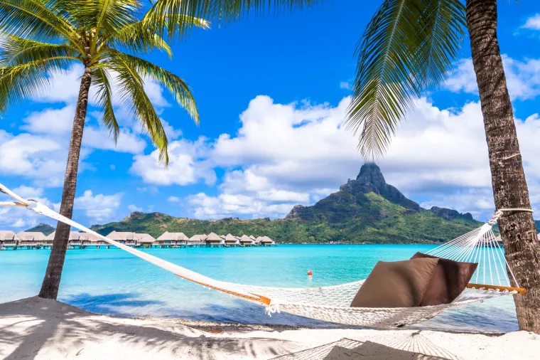 10. Bora Bora, Francuska Polinezija: Bora Bora je mali južnopacifički otok u Francuskoj Polineziji smješten sjeverozapadno od Tahitija. Jedno je od rijetkih mjesta na Zemlji koje svatko poželi posjetiti barem jednom u životu. Zadivljujući otok može se pohvaliti jednim od najljepših pogleda koje ćete ikada vidjeti. Okružen malim otočićima, prekrasnom plavom lagunom i prstenom koraljnog grebena, središte otoka ostaci su ugašenog vulkana. Bora Bora je omiljena zbog svojih bujnih krajolika, predivnih bijelih plaža, tirkizne boje oceana, ekstravagantnih bungalova i kristalno čistih laguna prepunih morskog života. Idilični dragulj južnog Pacifika posebno je popularan među putnicima koji vole luksuz, kao lokacija za medeni mjesec i slično. Osim toga živopisni koraljni grebeni i čisto more čine ga odredištem iz snova za ronioce. 