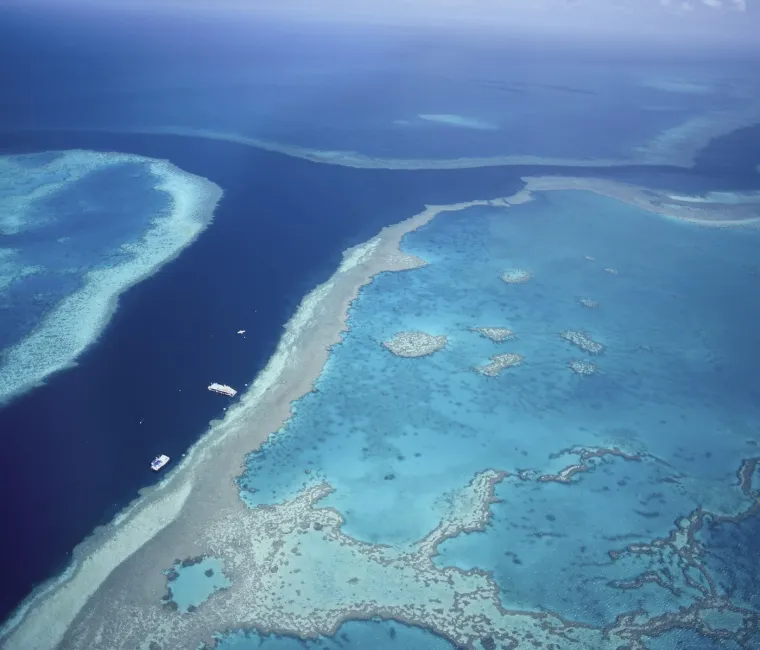 12. Veliki koraljni greben, Australija: Smješten u sjeveroistočnoj Australiji, Veliki koraljni greben živo je remek-djelo bez premca u ljepoti i biološkoj raznolikosti. Pokriva područje od oko 350 000 kvadratnih kilometara, sastoji se od 900 otoka i više od 2900 zasebnih grebena. Najveći svjetski greben može se vidjeti iz svemira, što ga čini ekološkim čudom. Ispod plavih dubina Koraljnog mora krije se više od 400 vrsta živopisnih koralja, 1500 vrsta riba živopisne boje i 4000 vrsta mekušaca. Bioraznolikost ove regije je zapanjujuća. Ne čudi što je Veliki koraljni greben privlači zaljubljenike u ronjenje iz svih dijelova svijeta. Također je jedno od sedam svjetskih čuda prirode, što je jako dobar razlog za posjet ovoj fantastičnoj lokaciji.