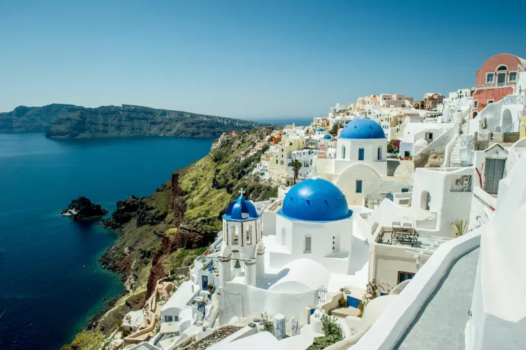 14. Santorini, Grčka: Uzdižući se iznad tirkiznog Egejskog mora Santorini opravdava sva očekivanja. Legendarni zalasci sunca, tirkizno more, šarene šljunčane plaže, dobro očuvana arheološka nalazišta i dramatična vulkanska kaldera čine ovu skupinu grčkih otoka jednim od najtraženijih turističkih odredišta. Santorini je jedno od najboljih svjetskih mjesta za romantično putovanje. Obijeljene kuće, plave kupole i popločane staze dobro se stapaju s prekrasnim okruženjem stvarajući savršene panorame. Možete provesti sate lutajući popločanim avenijama, penjući se visokim pješačkim stepenicama, posjećujući proslavljene vinograde, na romantičnim večerama, pregledavajući šarmantne butike i svjedočeći jednom od najpoznatijih svjetskih zalazaka sunca. 