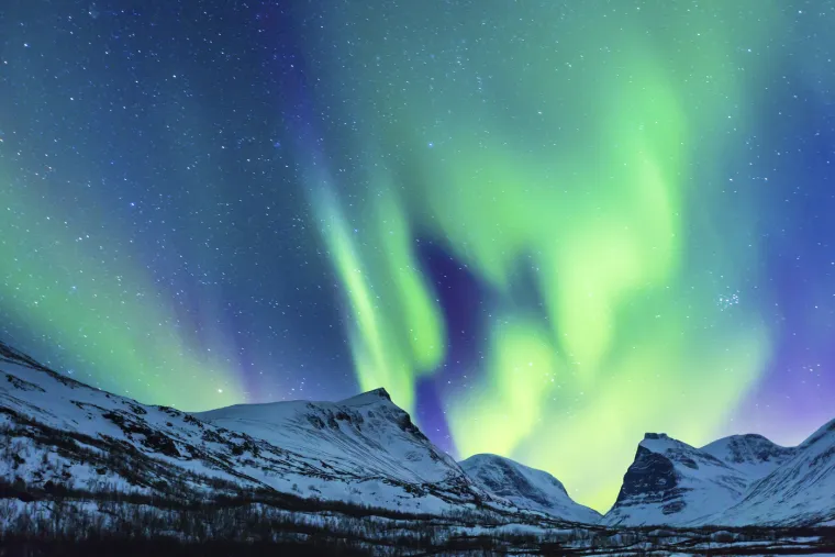 15. Polarna svjetlost, Skandinavija: Polarna svjetlost, poznata kao Aurora Borealis, najblistavija je prirodna svjetlosna predstava. Ljepota treperavih svjetala različitih oblika i veličina koji se kovitlaju nebom je nešto što bi svatko trebao vidjeti. Plavkasto je zelena s povremenim crvenim ili ljubičastim velovima. Ova nebeska ekstravaganca na Zemljinom nebu obično se vidi u regijama visoke geografske širine kao što su Arktik i Antarktik. No postoji mnogo fantastičnih mjesta za promatranje polarne svjetlosti da je teško odabrati samo jedno. Skandinavske zemlje poput Norveške, Švedske i Finske su izvrsna mjesta za to zbog širokog spektra smještaja i turističkih tvrtki, lakoće pristupa, izvrsne infrastrukture, bogatstva uzbudljivih aktivnosti na otvorenom i zadivljujućeg, netaknutog terena. 