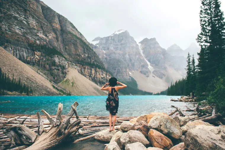 20. Banff, Kanada: Nacionalni park Banff pokriva 6641 kvadratnih kilometara veličanstvenog alpskog terena u beskrajnoj divljini kanadskih Stjenjaka. Osnovan 1885. godine, Banff, prvi kanadski nacionalni park, raj je za planinare, skijaše i ljubitelje prirode. Visoke planine, ledenjaci, idilične obale, bijesni riječni brzaci i netaknuta divljina privlače avanturiste iz cijelog svijeta. Sami grad Banff ima šarmantne ulice načičkane malim trgovinama, ugodnim kafićima i povijesnim znamenitostima. Brojne pješačke staze okružuju jezera, Lake Louise i Moraine Lake, nudeći spektakularne vidike na svakom koraku.Milijuni turista posjećuju Banff svake godine. 
