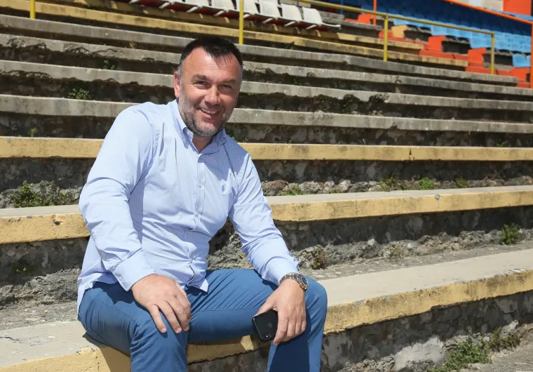 Josip Bulat - Karijeru je započeo 90-tih godina, iz Šibenika je prešao u Hajduk nakon kojeg se još okušao u Zagrebu i Rijeci. U inozemstvu je igrao za turski Bursaspor i kineski Jonoon.