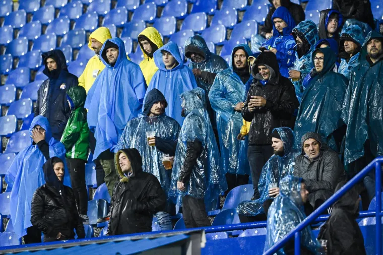 Stadion nije dobro popunjen jer je dobar dio navijača odustao od dolaska zbog vremenskih uvjeta