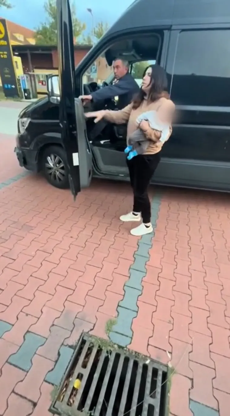 Toliko se napio da je puzao do vozila, majka s bebom u naručju ga spriječila da izazove tragediju