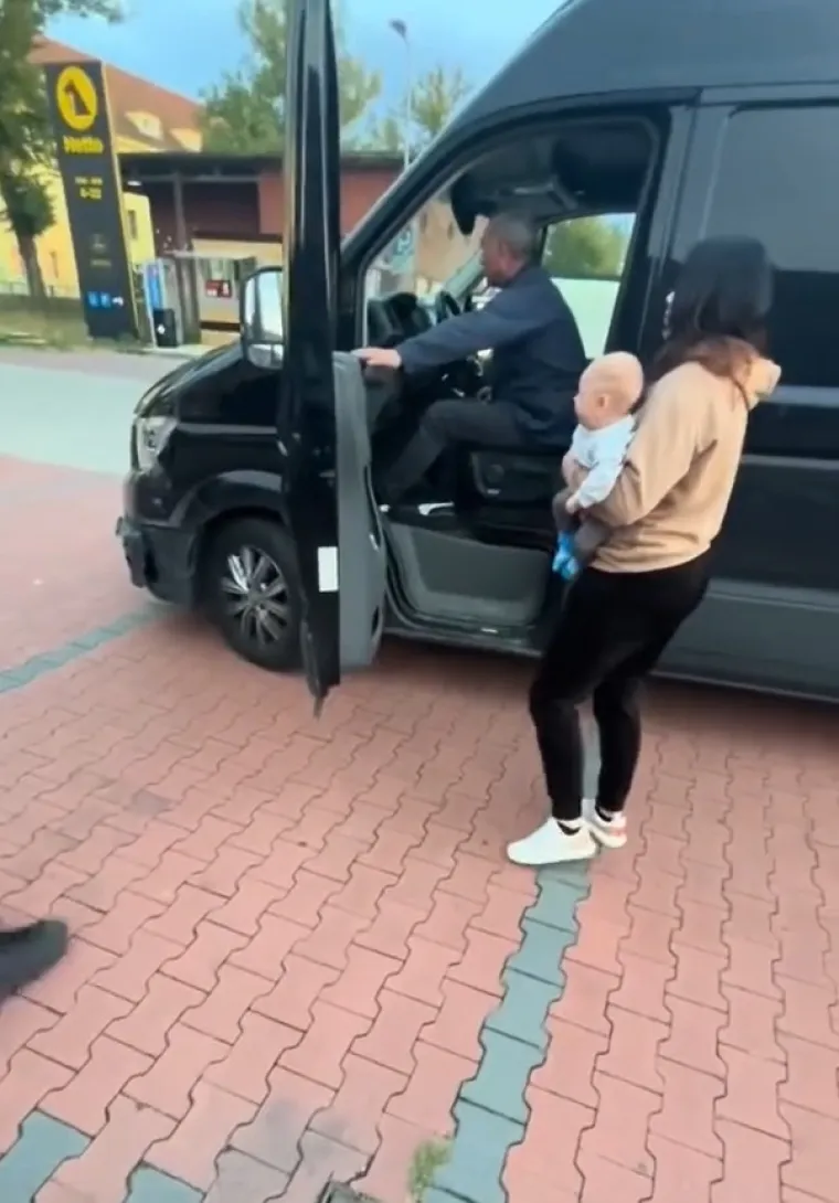 Toliko se napio da je puzao do vozila, majka s bebom u naručju ga spriječila da izazove tragediju