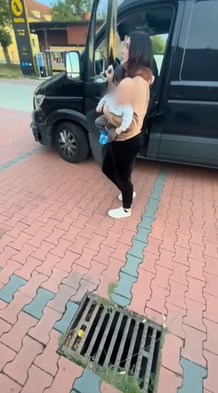 Toliko se napio da je puzao do vozila, majka s bebom u naručju ga spriječila da izazove tragediju