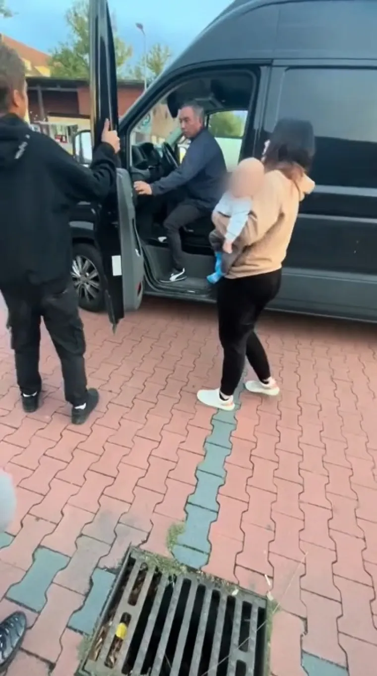 Toliko se napio da je puzao do vozila, majka s bebom u naručju ga spriječila da izazove tragediju