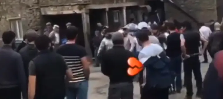 Sil&apos;di je malo, ali ponosno muslimansko mjesto u planinama Dagestana u Rusiji. Na ovoj fotografiji možemo vidjeti kako izgleda pogreb u Sil&apos;di. 