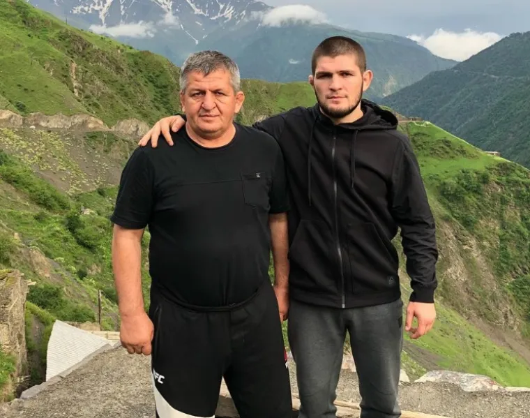 Khabib je baš rođen u selu Sildi koji, prema popisu stanovništva iz 2010. ima 208 stanovnika, a zanimljivo da je najbliži grad od ovog sela udaljen 40 kilometara. Dakle, selo je potpuno izolirano. Pravo ruralno naselje, općina, samo je ova u planinama. Ovdje ga možemo vidjeti sa svojim pokojnim ocem - Abdulmanapom.