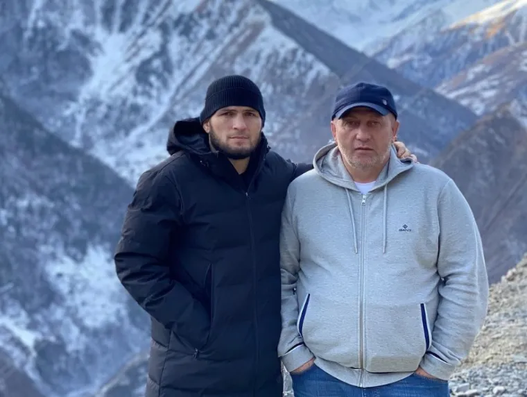 Upravo u dokumentarcu Khabib i njegov sad pokojni otac Abdulmanap Nurmagomedov govorili su 2018. o dagestanskim planinama i tom planinskom ruskom području, te zašto je toliko posebno i specifično, ali i zahtjevno. Ovdje Khabiba možemo vidjeti sa svojim prijateljem, ne s ocem.