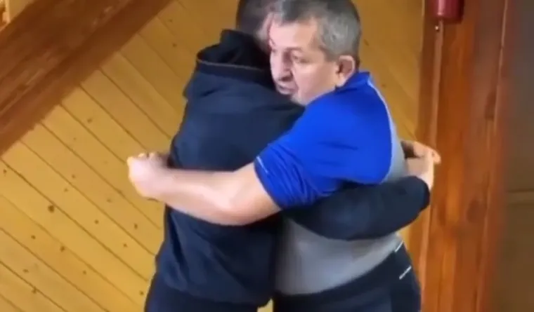 Khabib Nurmagomedov vježba sa svojim ocem, trenerom Abdulmanapom, kojeg nikad nije uspio izdominirati.