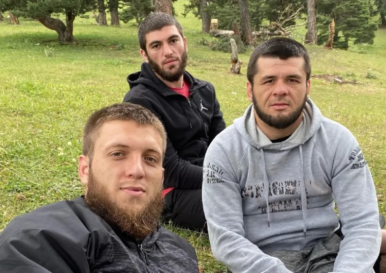 Islam Makhachev s prijateljima uživa u svom selu Sil&apos;di.