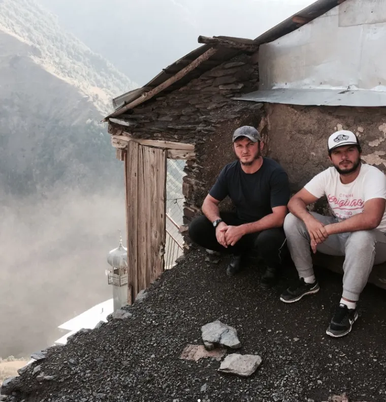 Kamp Habiba Nurmagomedova prima i djecu i odrasle, od osnovne MMA razine do džudo majstora. Sezona treninga započinje u srpnju i traje do kraja kolovoza. Sportaši moraju živjeti zajedno u malim kućicama i koristiti vanjske tuševe. U kampu se obično odjednom ne nalazi više od 50 sportaša a tri tjedna su optimalna za boravak u kampu, za pripreme, odnosno da se krv obogati kisikom na nadmorskoj visini.