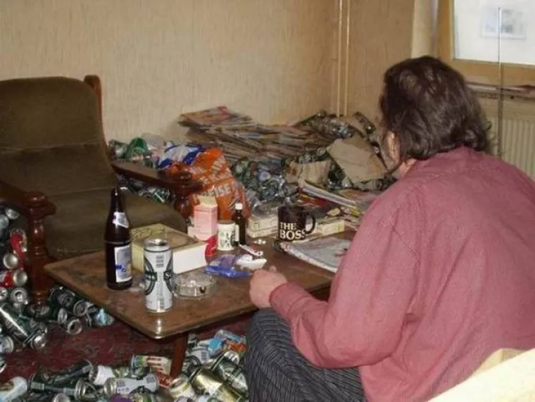UŠLI U KUĆU ALKOHOLIČARA I ZATEKLI OVO: Uznemirujući prizori pokazuju što se dogodi kad alkoholizam uzme maha
