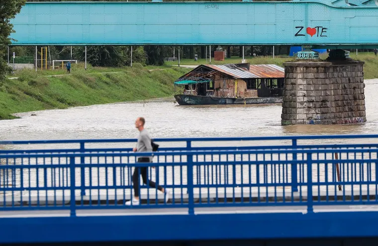 Stanje je kaotično! Kupa prijeti, na snazi izvanredne mjere. U Zagrebu se Sava izlila iz korita
