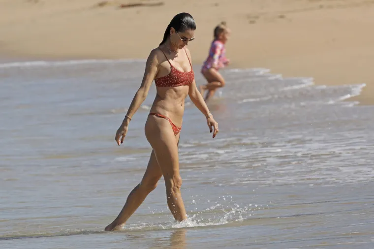 Viktorijina anđelica Alessandra Ambrosio snimljena kako izmjenjuje nježnosti s dečkom