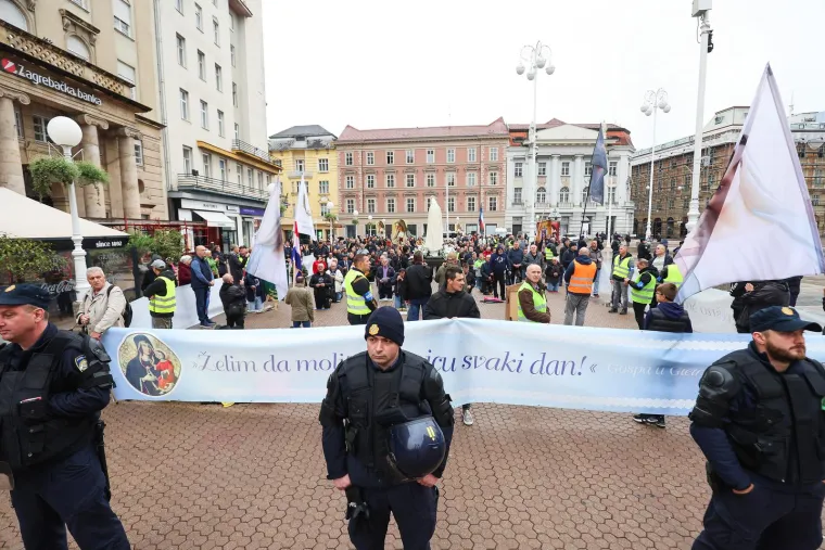 Molitelje je čuvala policija