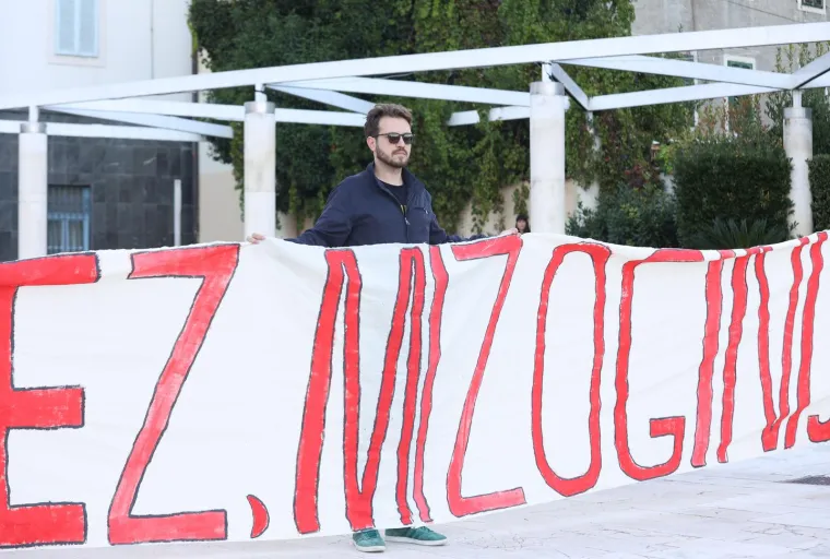 Razvili su ogroman transparent na kojem velikim crvenim slovima piše: &apos;Oprez, mizoginija&apos;
