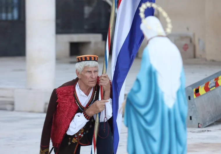 Molitelji okupirali hrvatske trgove, dočekali ih prosvjednici: 'Oprez, mizoginija!'