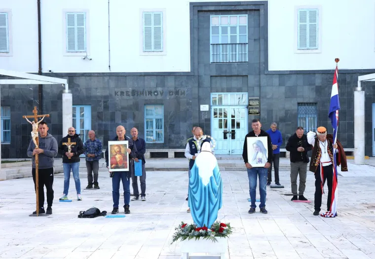 Molitelji okupirali hrvatske trgove, dočekali ih prosvjednici: 'Oprez, mizoginija!'