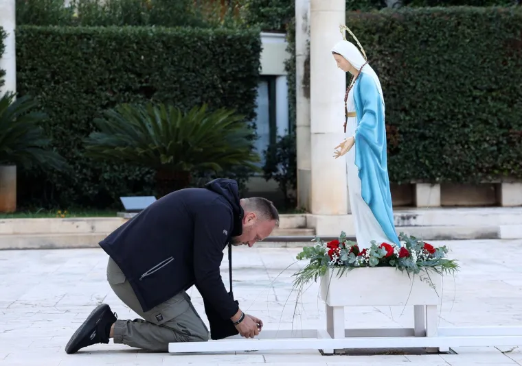Molitelji okupirali hrvatske trgove, dočekali ih prosvjednici: 'Oprez, mizoginija!'