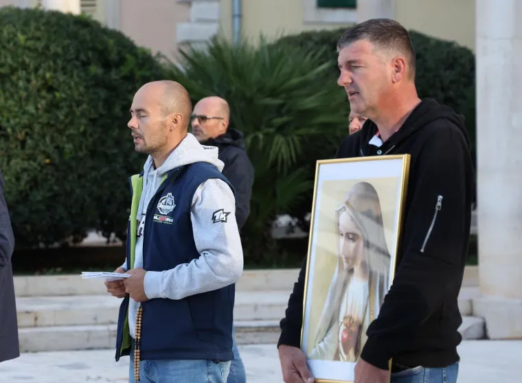 Molitelji okupirali hrvatske trgove, dočekali ih prosvjednici: 'Oprez, mizoginija!'