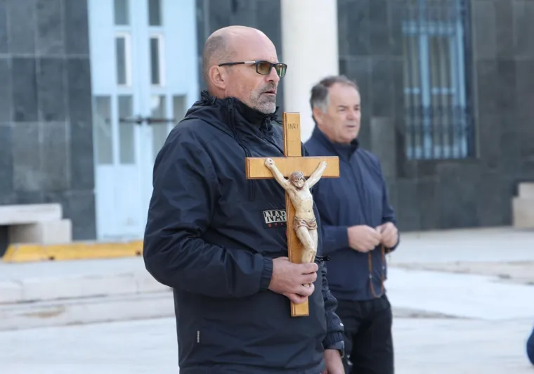 Molitelji okupirali hrvatske trgove, dočekali ih prosvjednici: 'Oprez, mizoginija!'