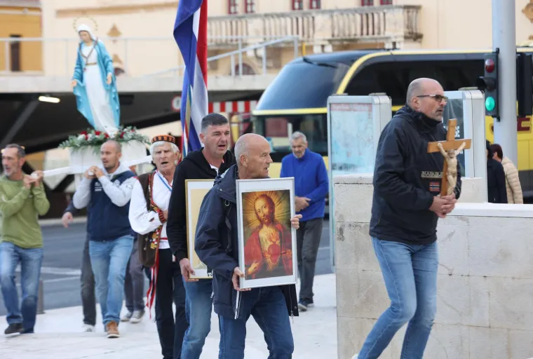 Molitelji okupirali hrvatske trgove, dočekali ih prosvjednici: 'Oprez, mizoginija!'